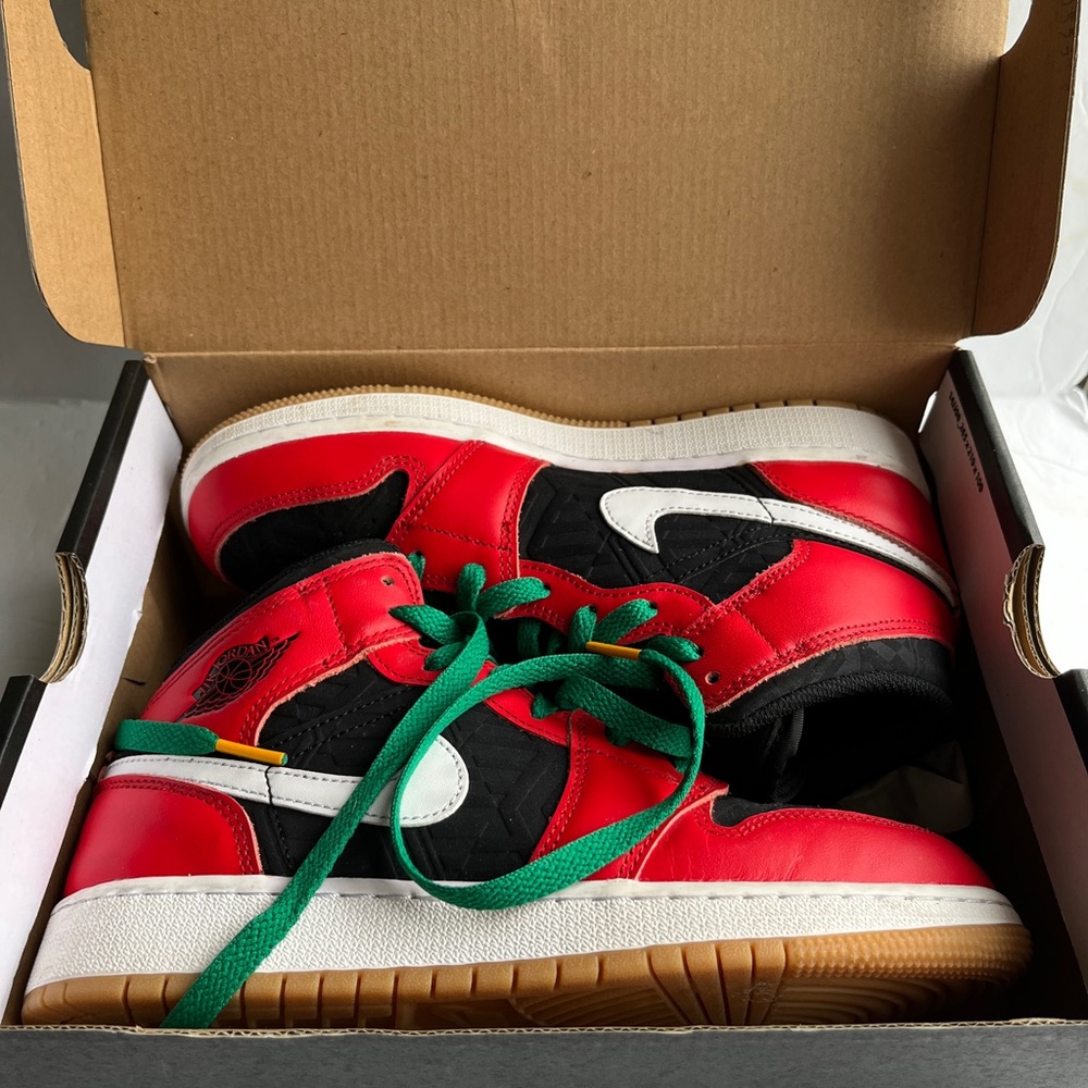 Air Jordan 1 Mid SE ‘Christmas’ - youth 5, womens 7 - like new